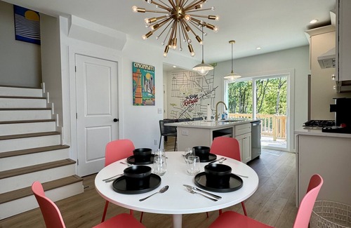 Roselawn Finance House | Experience The Ridge Retreat – HGTV Designed & Pet Friendly