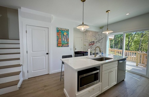 Roselawn Finance House | Experience The Ridge Retreat – HGTV Designed & Pet Friendly