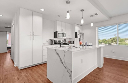Wetmore Apartment | The Rim/Six Flags - King Bed, Skyline View, Family