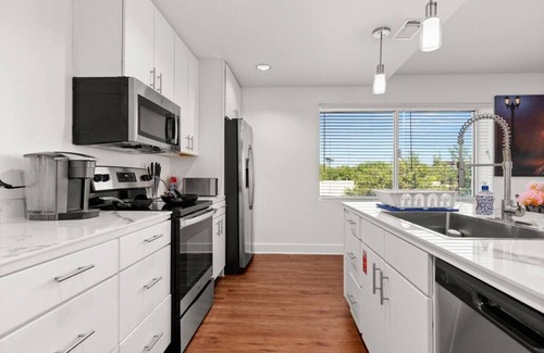 Wetmore Apartment | The Rim/Six Flags - King Bed, Skyline View, Family