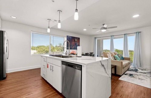 Wetmore Apartment | The Rim/Six Flags - King Bed, Skyline View, Family