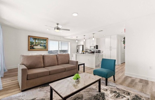 Wetmore Apartment | The Rim/Six Flags - King Bed, Skyline View, Family