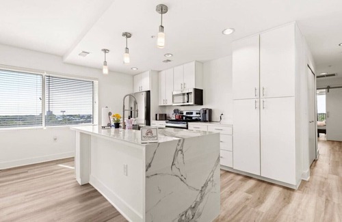 Wetmore Apartment | The Rim/Six Flags - King Bed, Skyline View, Family