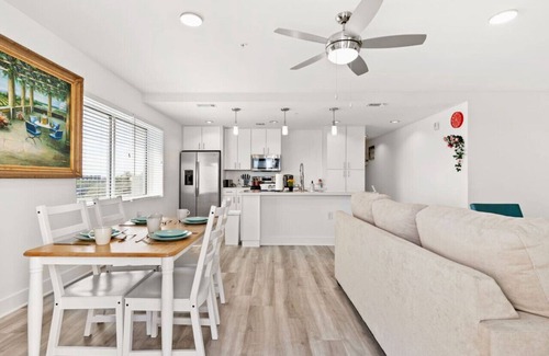 Wetmore Apartment | The Rim/Six Flags - King Bed, Skyline View, Family