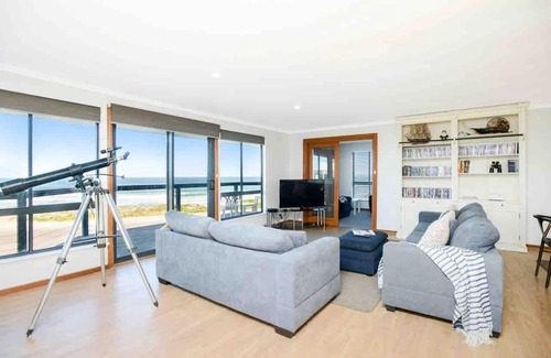 Middleton House | Beachfront Retreat at The Rise on Surfer - Pet Friendly Stay