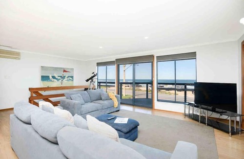 Middleton House | Beachfront Retreat at The Rise on Surfer - Pet Friendly Stay