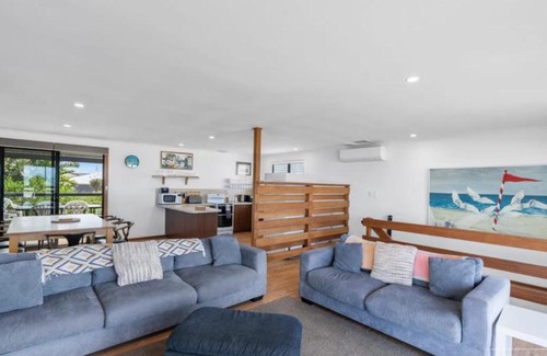 Middleton House | Beachfront Retreat at The Rise on Surfer - Pet Friendly Stay
