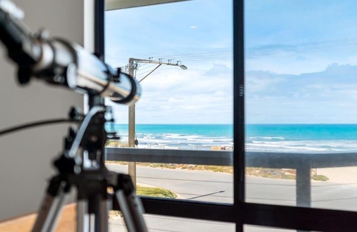 Middleton House | Beachfront Retreat at The Rise on Surfer - Pet Friendly Stay