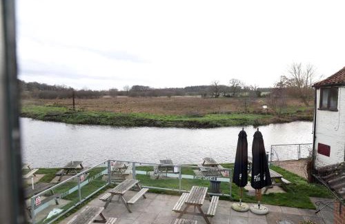 Coltishall Hotel | Pet-Friendly Getaway at The Rising Sun - Rated 9/10!
