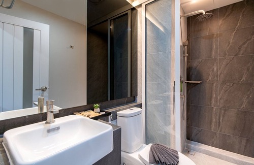 Bang Phlat Hotel | Budget-Friendly Stay at The Riski Hotel, Bangphlat Station
