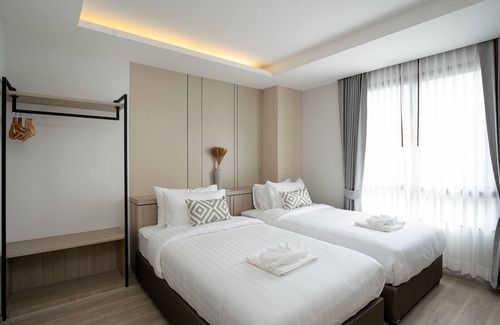Bang Phlat Hotel | Budget-Friendly Stay at The Riski Hotel, Bangphlat Station