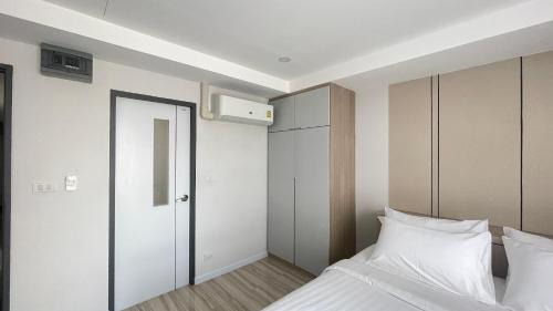 Bang Phlat Hotel | Experience The Riski Hotel Near Bangphlat Station