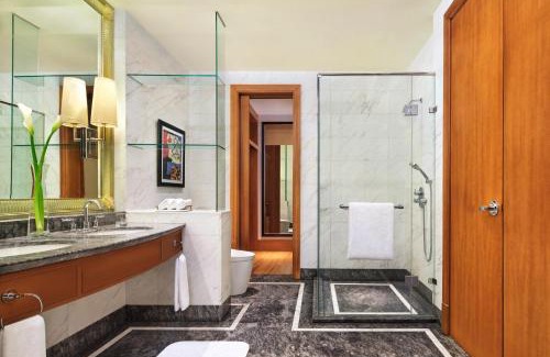 East Kuningan Hotel | Experience The Ritz-Carlton Jakarta with Oceanfront Views