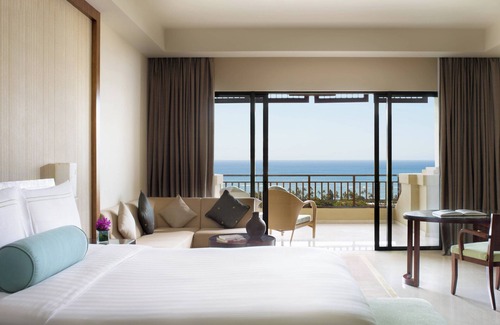 Jiyang Hotel | Elegant Stay at The Ritz-Carlton Sanya, Yalong Bay