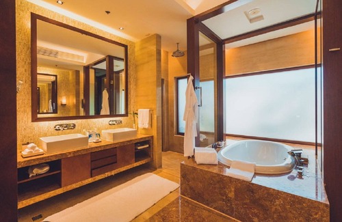 Jiyang Hotel | Elegant Stay at The Ritz-Carlton Sanya, Yalong Bay