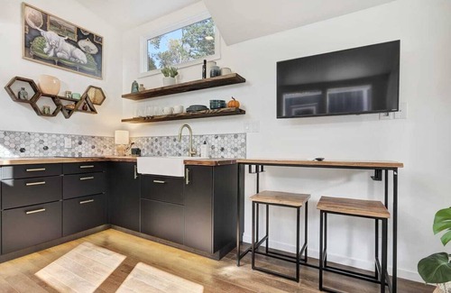 Greenville House | Pet-Friendly Getaway: The River Birch Tiny House Retreat