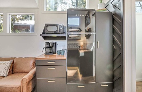 Greenville House | Pet-Friendly Getaway: The River Birch Tiny House Retreat