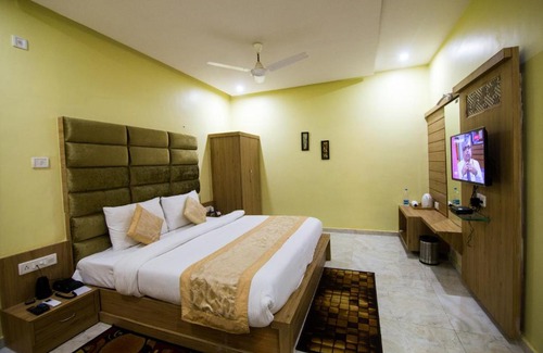 Chitrakoot Hotel | Budget-Friendly Stay at The River Front Resort with Breakfast