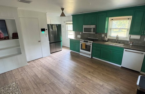 Prospect House | River Hideaway: Unwind with Spa, Hot Tub & Family Fun
