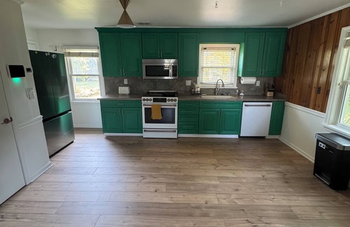 Prospect House | River Hideaway: Unwind with Spa, Hot Tub & Family Fun