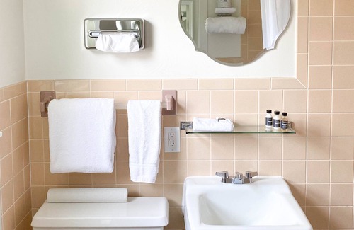 Algoma Hotel | River Hills Motel: Family-Friendly Retreat in Algoma, WI