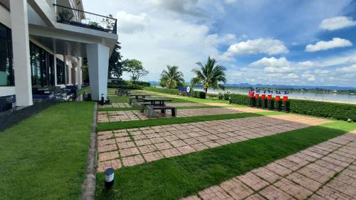 Nakhon Phanom Hotel | Discover The River Hotel: 4-Star Rated Getaway Awaits
