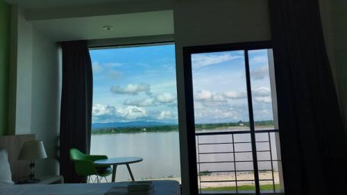 Nakhon Phanom Hotel | Discover The River Hotel: 4-Star Rated Getaway Awaits