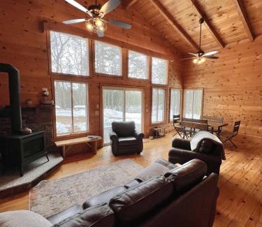 Hiram House | Inviting River House Retreat for Families and Pets