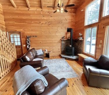 Hiram House | Inviting River House Retreat for Families and Pets