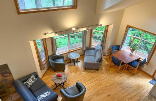 Leaburg House | Cozy River House Retreat with Deck on McKenzie River