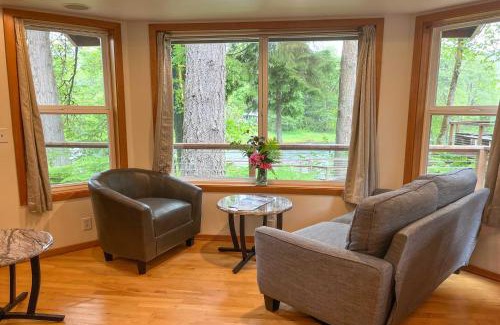 Leaburg House | Cozy River House Retreat with Deck on McKenzie River