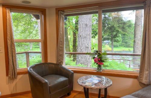Leaburg House | Cozy River House Retreat with Deck on McKenzie River