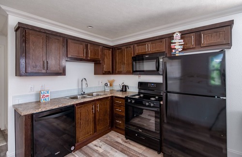 Wilbur Cabin | Convenient Stay at The River Rue RV Park with Breakfast