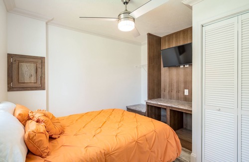 Wilbur Cabin | Convenient Stay at The River Rue RV Park with Breakfast