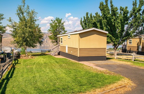 Wilbur Cabin | Convenient Stay at The River Rue RV Park with Breakfast