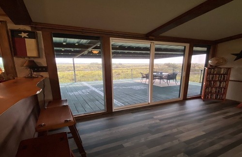 Uvalde House | Serene Escape: Riverfront Retreat with Breakfast Included