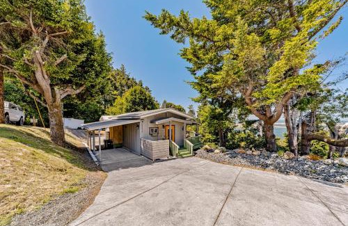 Gold Beach House | Inviting Family Retreat at The River View House