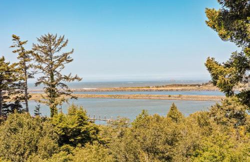 Gold Beach House | Inviting Family Retreat at The River View House