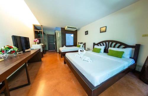 Ban Tai Resort | Relax at The RiverKwai Bridge Resort with Pool & Dining
