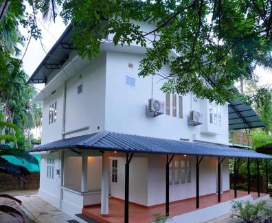Kozhikode House | Charming Riverside Guesthouse: Pet-Friendly & Family-Welcoming