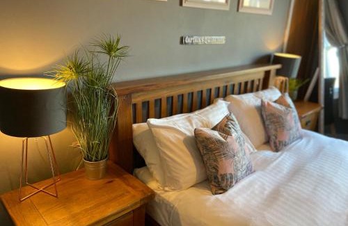 Newark Bed & Breakfast | Serene Riverside Rooms with Breakfast & Hot Tub Access