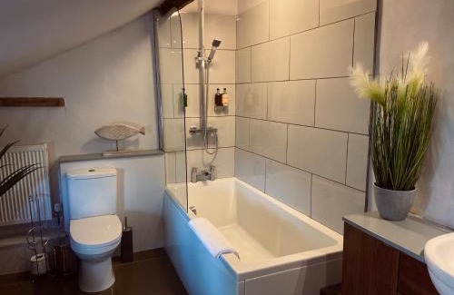 Newark Bed & Breakfast | Serene Riverside Rooms with Breakfast & Hot Tub Access