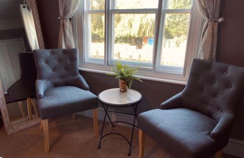 Newark Bed & Breakfast | Serene Riverside Rooms with Breakfast & Hot Tub Access
