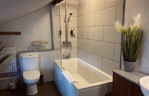 Newark House | Riverside Rooms: Family-Friendly Stay with Breakfast Included