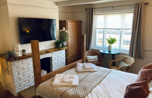 Newark House | Riverside Rooms: Family-Friendly Stay with Breakfast Included