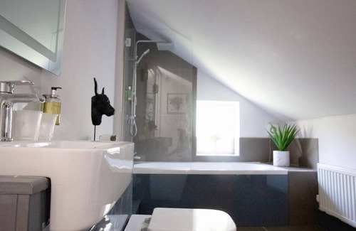 Newark House | Riverside Rooms: Family-Friendly Stay with Breakfast Included
