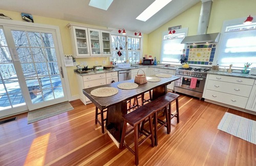 West Arlington House | Discover Your Next Peaceful Getaway with Pet-Friendly Amenities