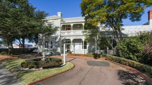 Bairnsdale Hotel | Experience The Riversleigh: Top-Rated 4-Star Stay with Breakfast