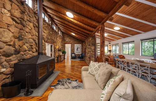 Riverlea House | Eco-Friendly Riverstone Home: 4-Star Retreat with Hot Tub