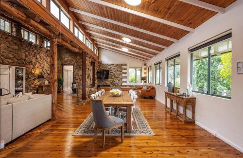 Riverlea House | Eco-Friendly Riverstone Home: 4-Star Retreat with Hot Tub